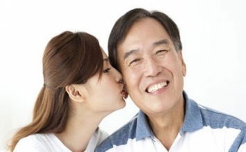 Ông bố Nhật dạy con gái bằng 'một đêm ăn nhậu xả láng'